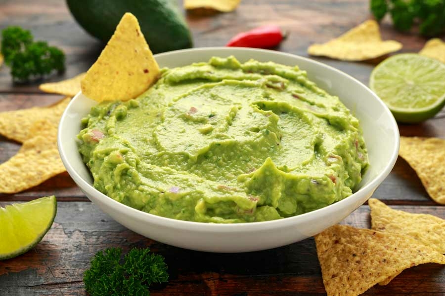 Yeni Bir Lezzet Serüveni: Fırında Patates Cipsi ve Guacamole Tarifi